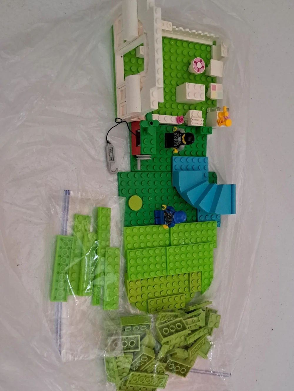 Lego Green, Blue, White Playset Base with Minifigures